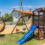 2 Bedroom Lovely Home In Pula