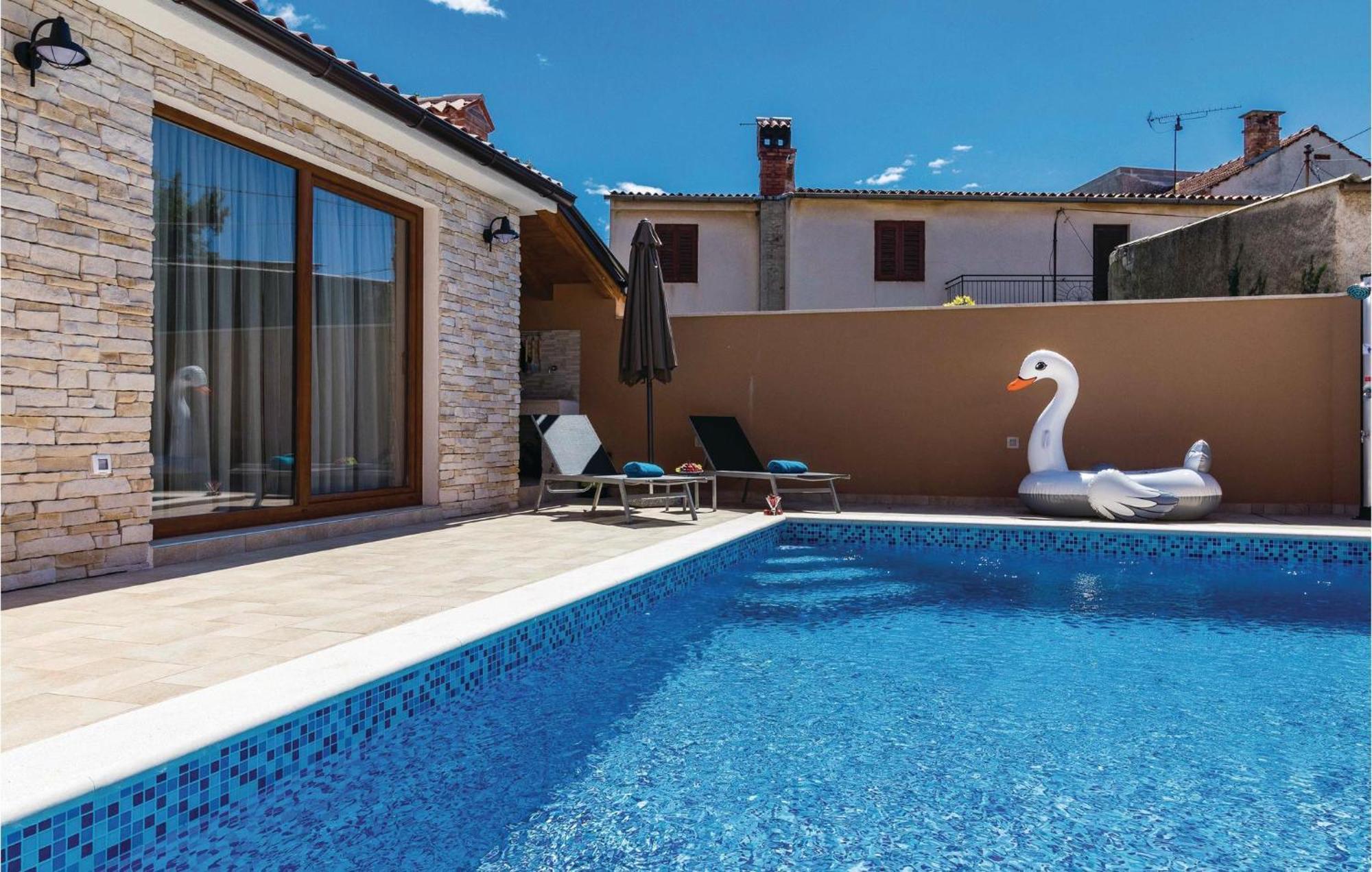 2 Bedroom Lovely In Ferienhaus Pula