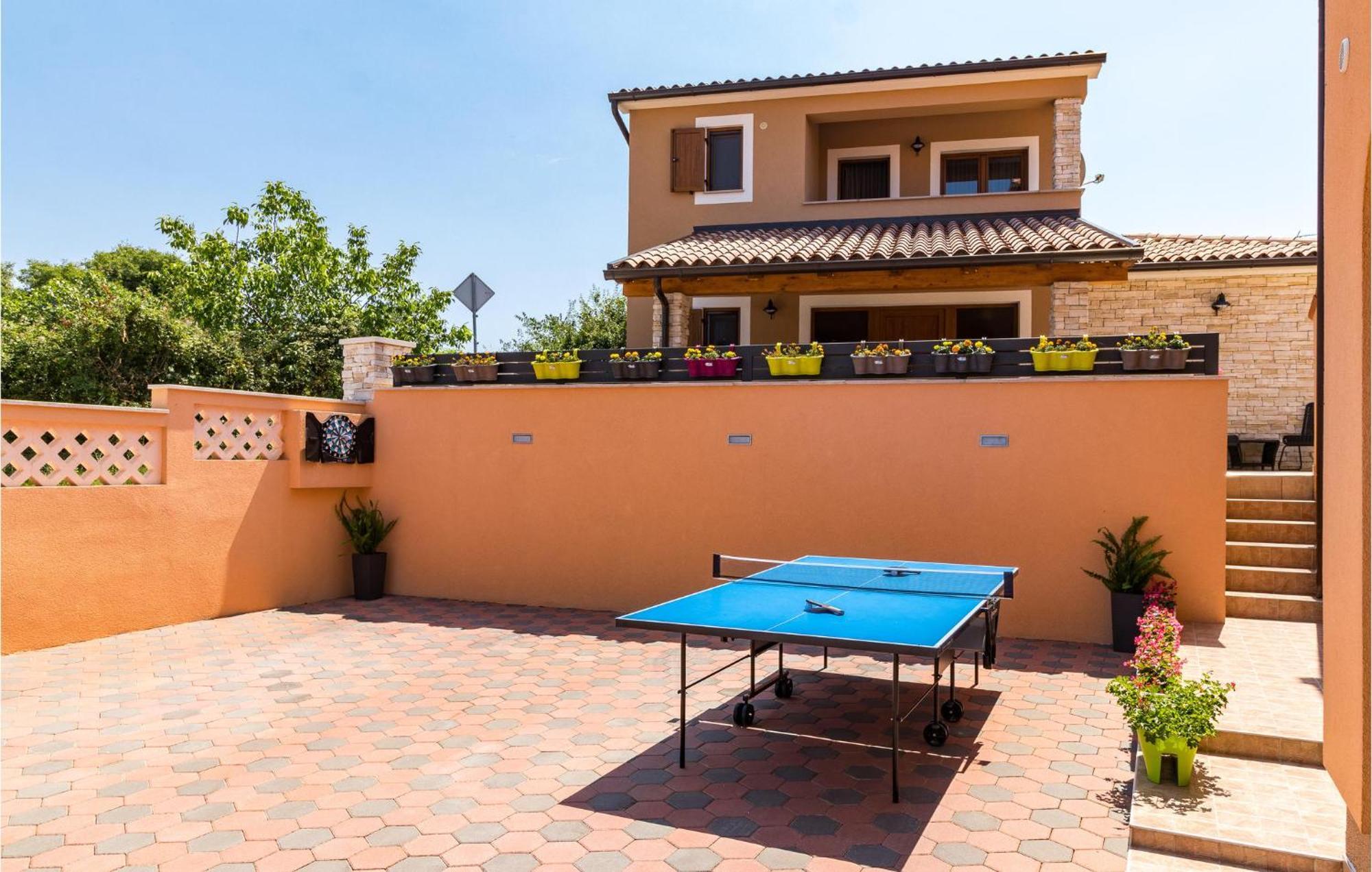 Ferienhaus 2 Bedroom Lovely In Pula
