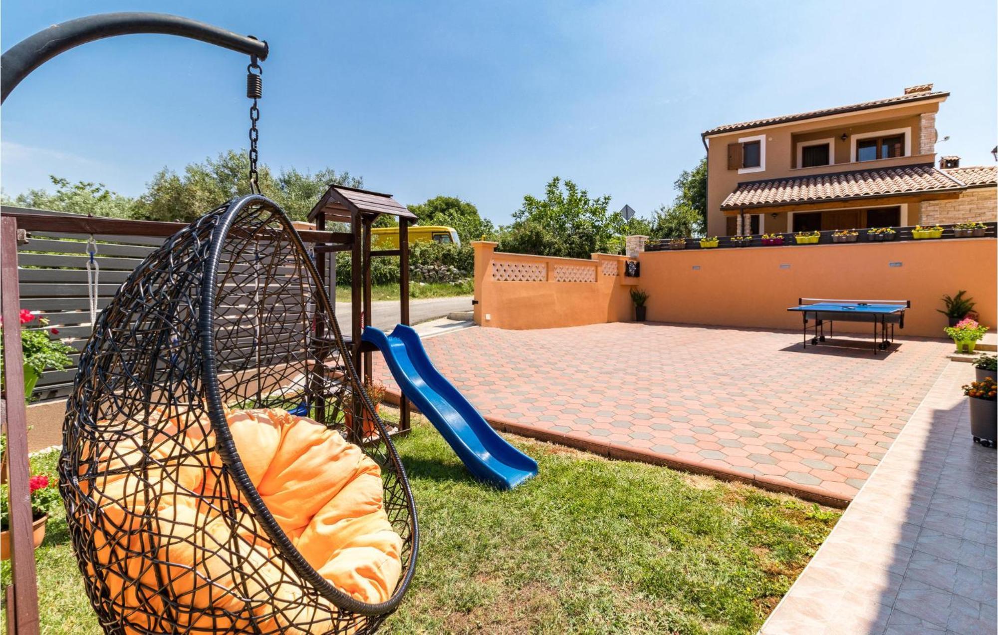 2 Bedroom Lovely In Ferienhaus Pula